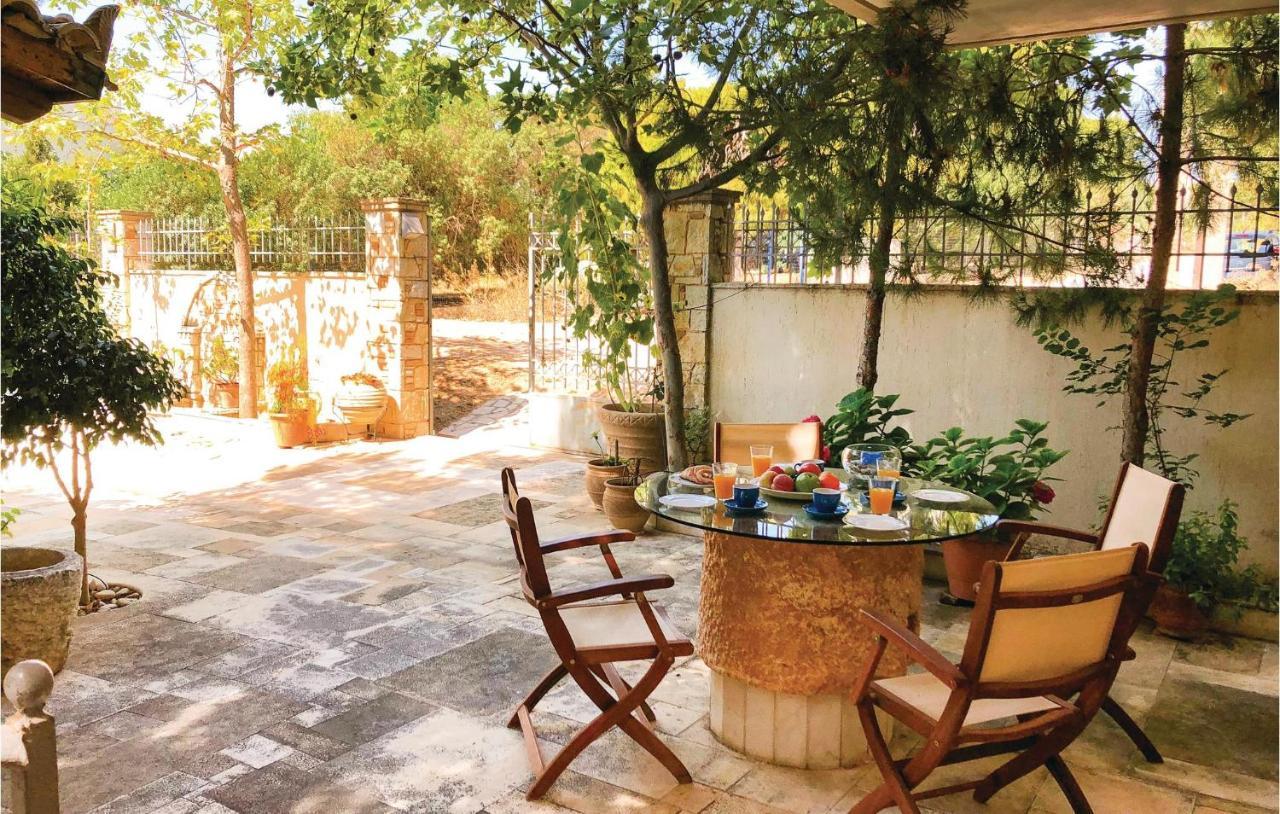 Amazing Home In Artemida With Kitchen エクステリア 写真