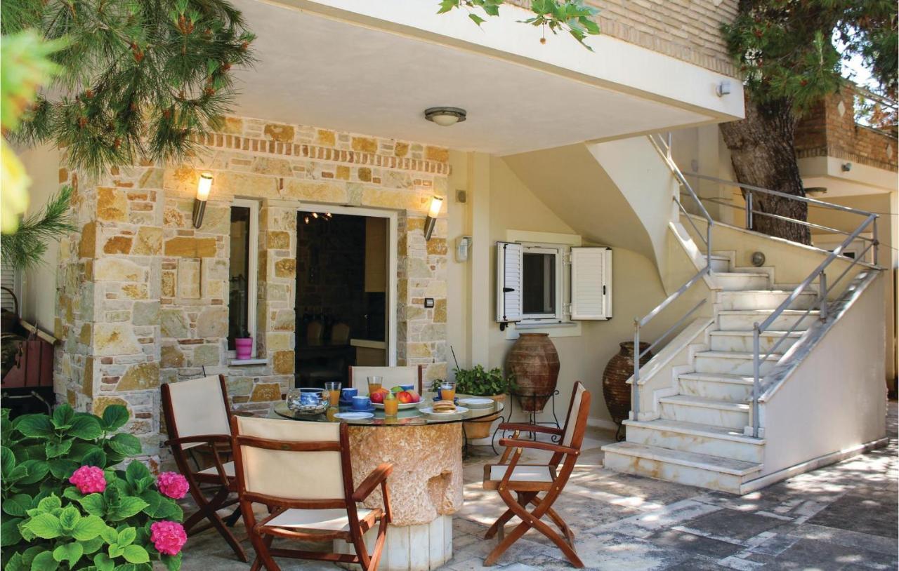 Amazing Home In Artemida With Kitchen エクステリア 写真