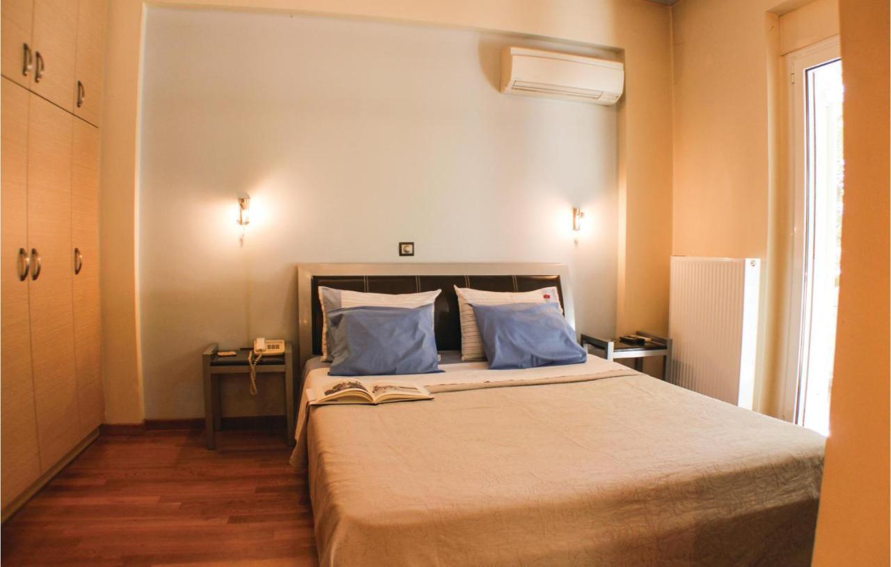 Amazing Home In Artemida With Kitchen エクステリア 写真