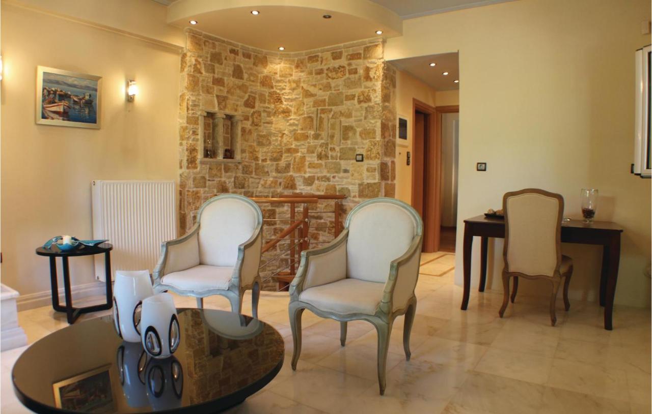 Amazing Home In Artemida With Kitchen エクステリア 写真